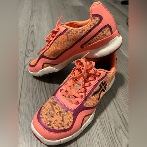 Kuru peach with purple accents